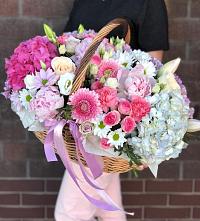 Композиция солнечный день в Кимовске Цветочная композиция из Розы, Хризантемы, Пионы и Лизиантусы в корзине в Кимовске