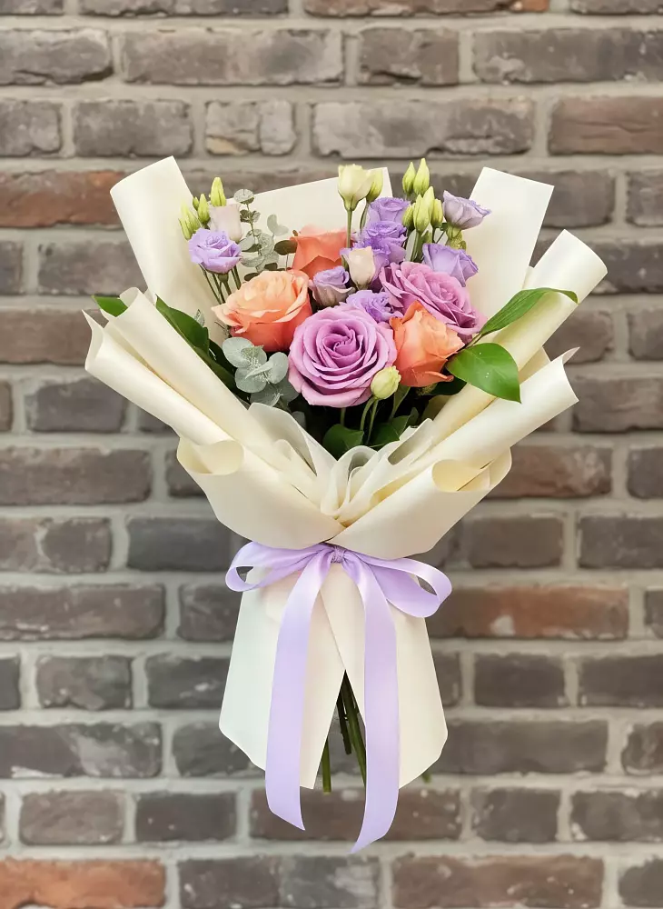 Букет цветов из: Лизиантусы и Розы в Кимовске