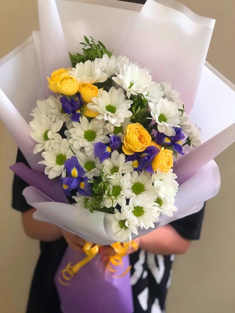 Букет цветов из: Ирисы, Хризантемы и Розы в Кимовске