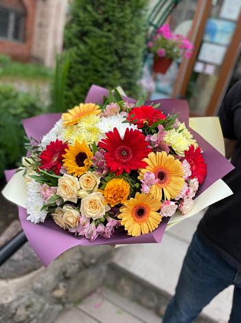 Букет цветов из: Герберы, Ромашки, Хризантемы, Розы и Подсолнухи в Кимовске