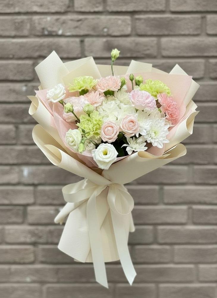 Букет цветов из: Гвоздики, Розы, Лизиантусы и Хризантемы в Кимовске