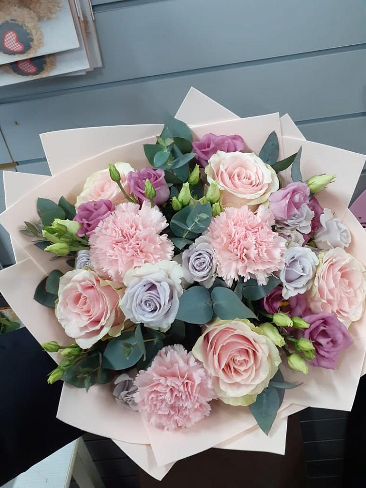 Букет цветов из: Розы, Гвоздики и Лизиантусы в Кимовске