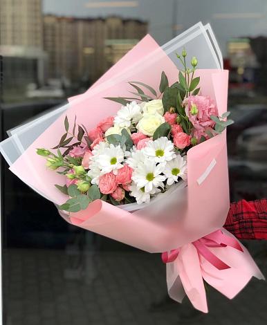 Букет цветов из: Розы, Лизиантусы и Хризантемы в Кимовске