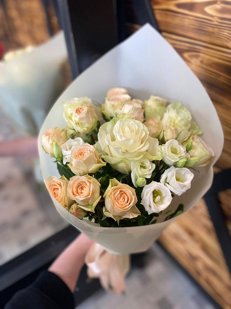 Букет цветов из: Розы и Лизиантусы в Кимовске